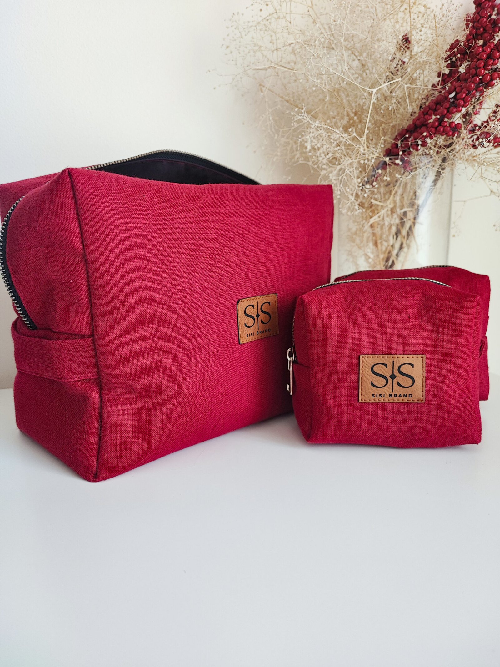 Raudona lininė rankų darbo kosmetinė su užtrauktuku