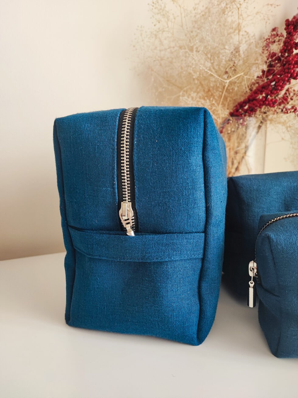 Mėlyna lininė rankų darbo kosmetinė su užtrauktuku