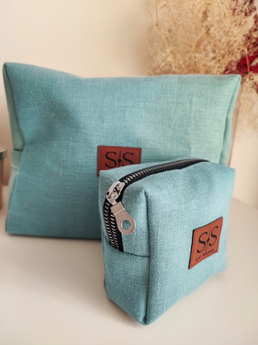 Žydra lininė rankų darbo kosmetinė su užtrauktuku