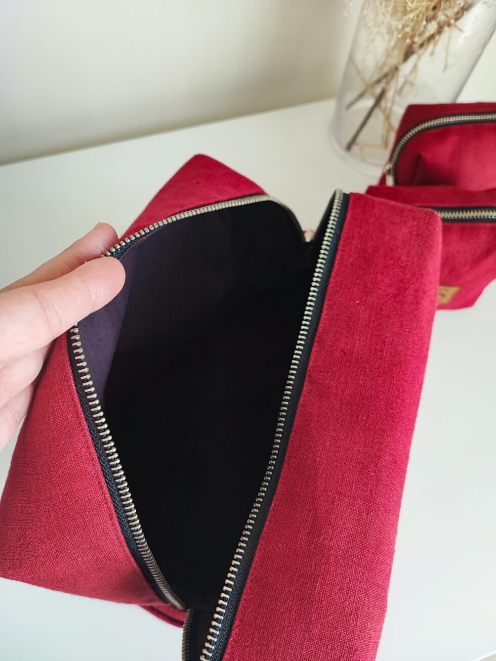 Raudona lininė rankų darbo kosmetinė su užtrauktuku