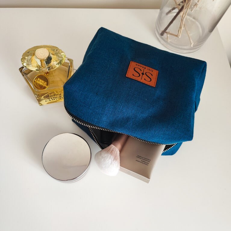 Mėlyna lininė rankų darbo kosmetinė su užtrauktuku