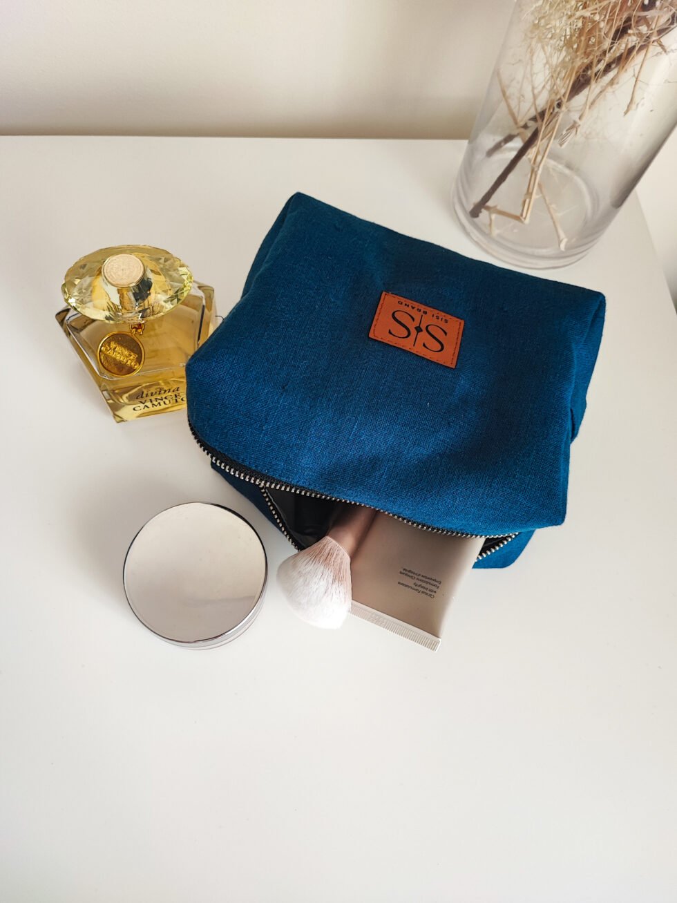 Mėlyna lininė rankų darbo kosmetinė su užtrauktuku