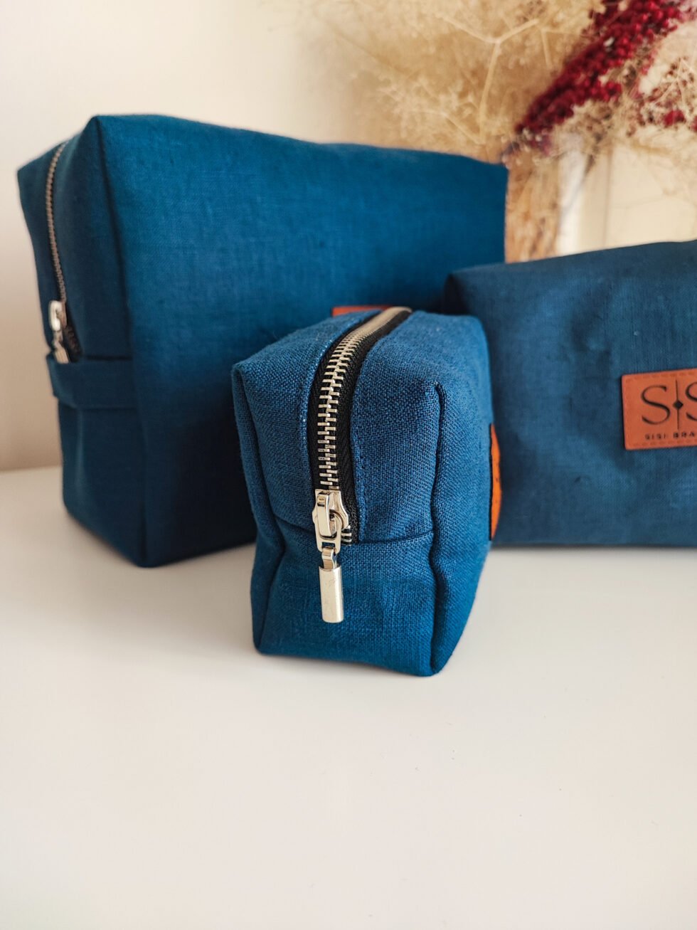 Mėlyna lininė rankų darbo kosmetinė su užtrauktuku