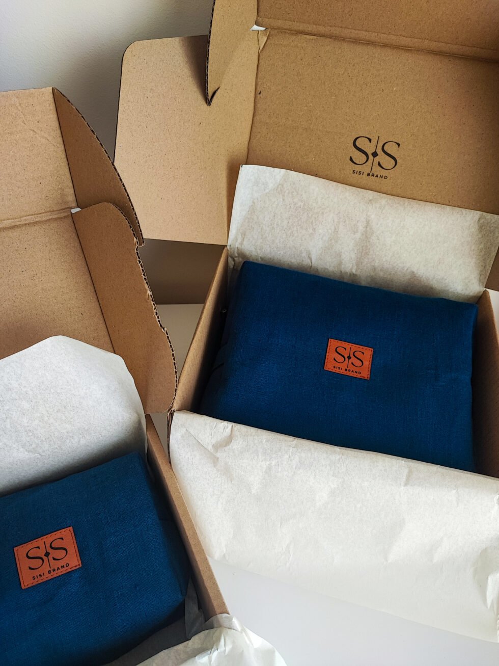 Mėlyna lininė rankų darbo kosmetinė su užtrauktuku