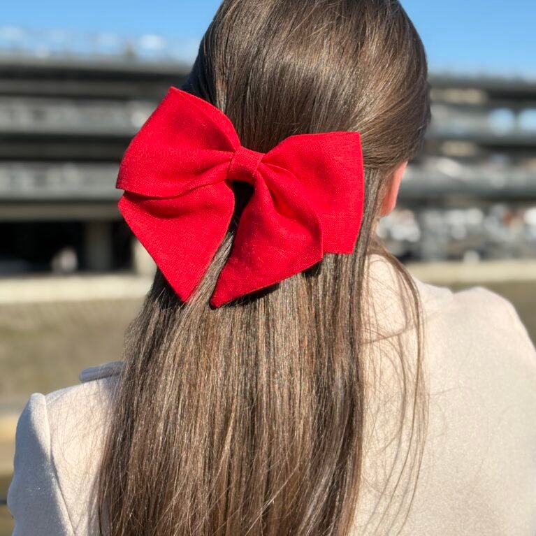 Raudonas lininis kaspino formos plaukų segtukas