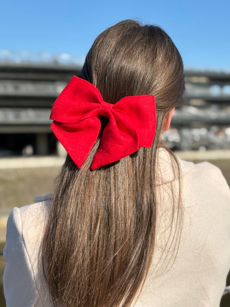 Raudonas lininis kaspino formos plaukų segtukas