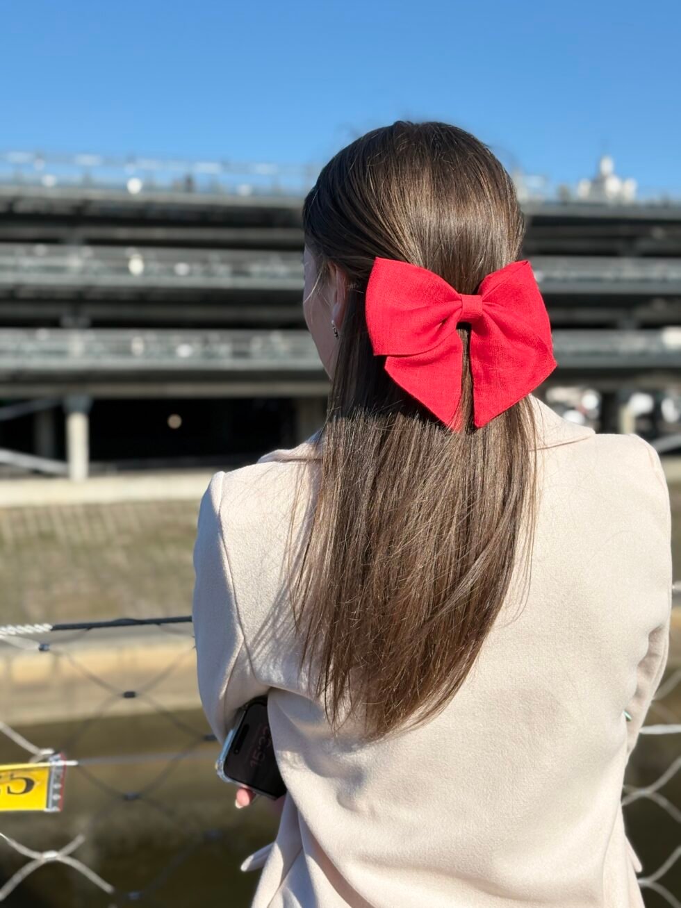 Raudonas lininis kaspino formos plaukų segtukas