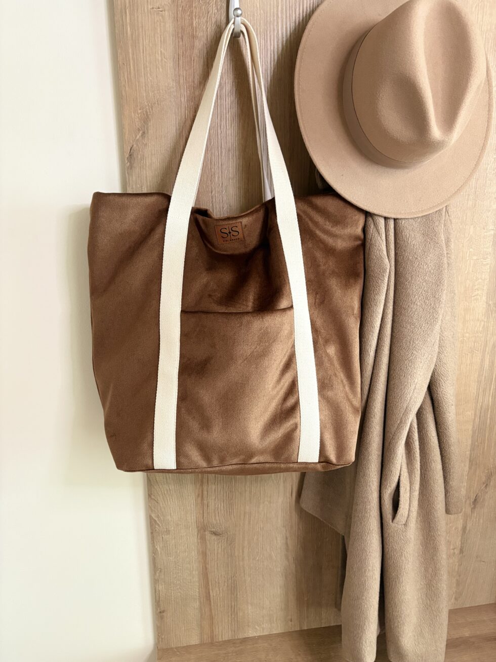 Ruda gobeleno rankinė ant peties