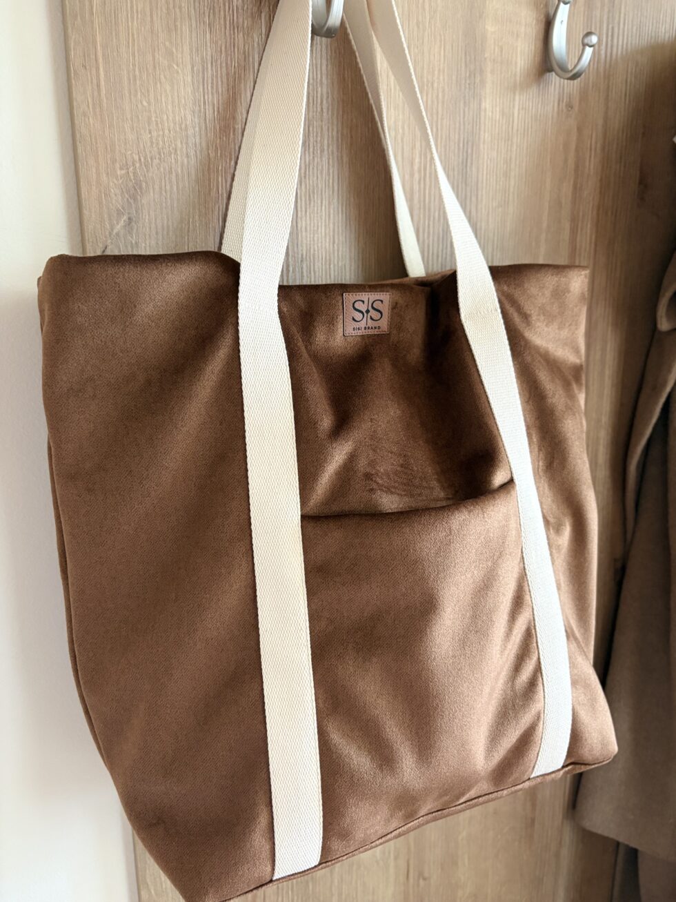 Ruda gobeleno rankinė ant peties